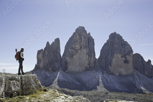 frau blick zu den drei zinnen in Südtirol photo