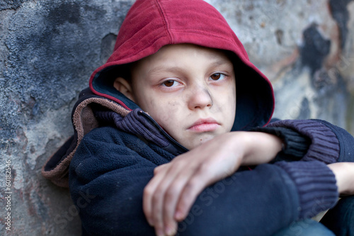 Принти на полотні homeless boy leaned against the wall