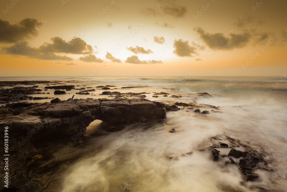 Obraz premium January 1, 2014 sunrise at Sandy Beach on Oahu