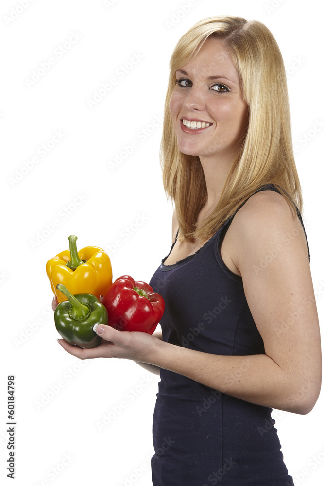 Junge Frau mit bunten Paprika Junge Frau mit bunten Paprika