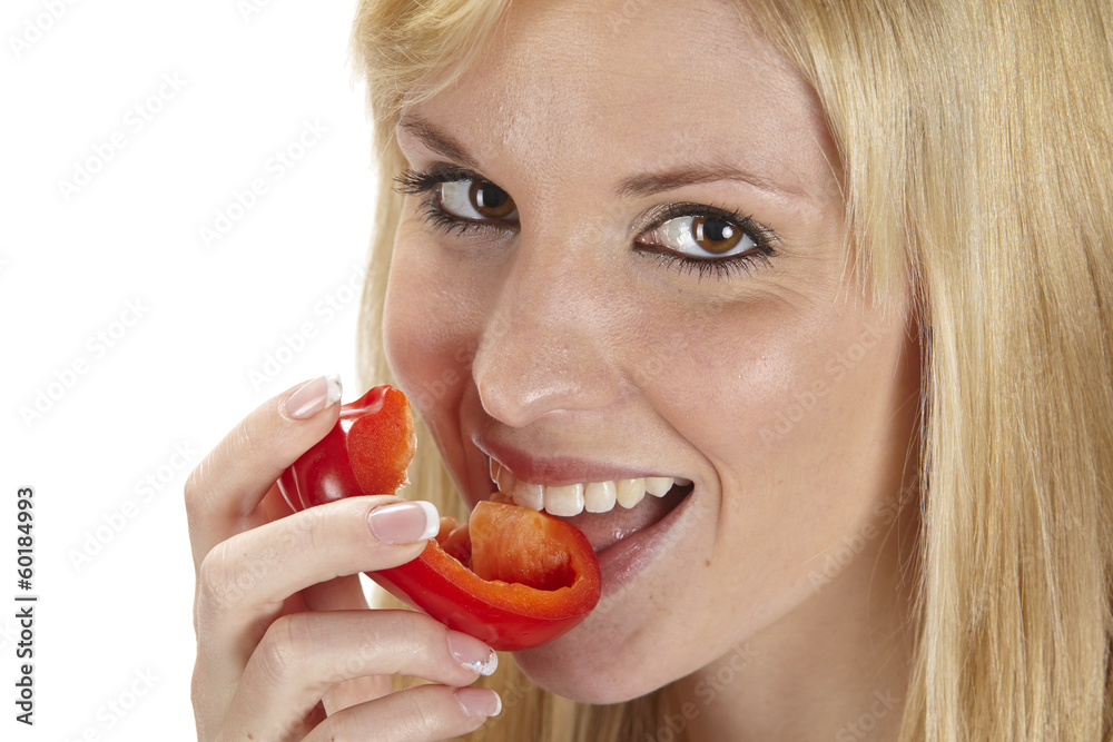 Junge Frau isst rote Paprika - Gesunde Ernährung Junge Frau isst rote Paprika - Gesunde Ernährung
