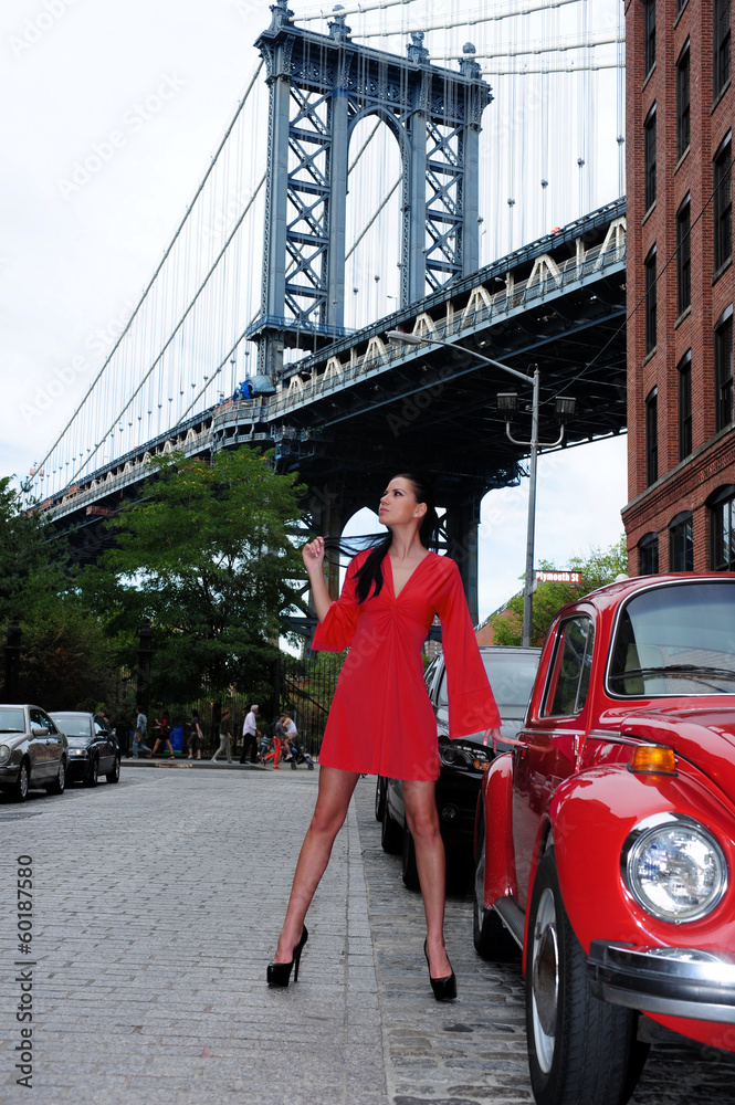 Fashion model posing in front of view to Manhattan bridge, NYC