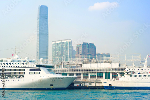 Cruise liner in Hong Kong © joyt