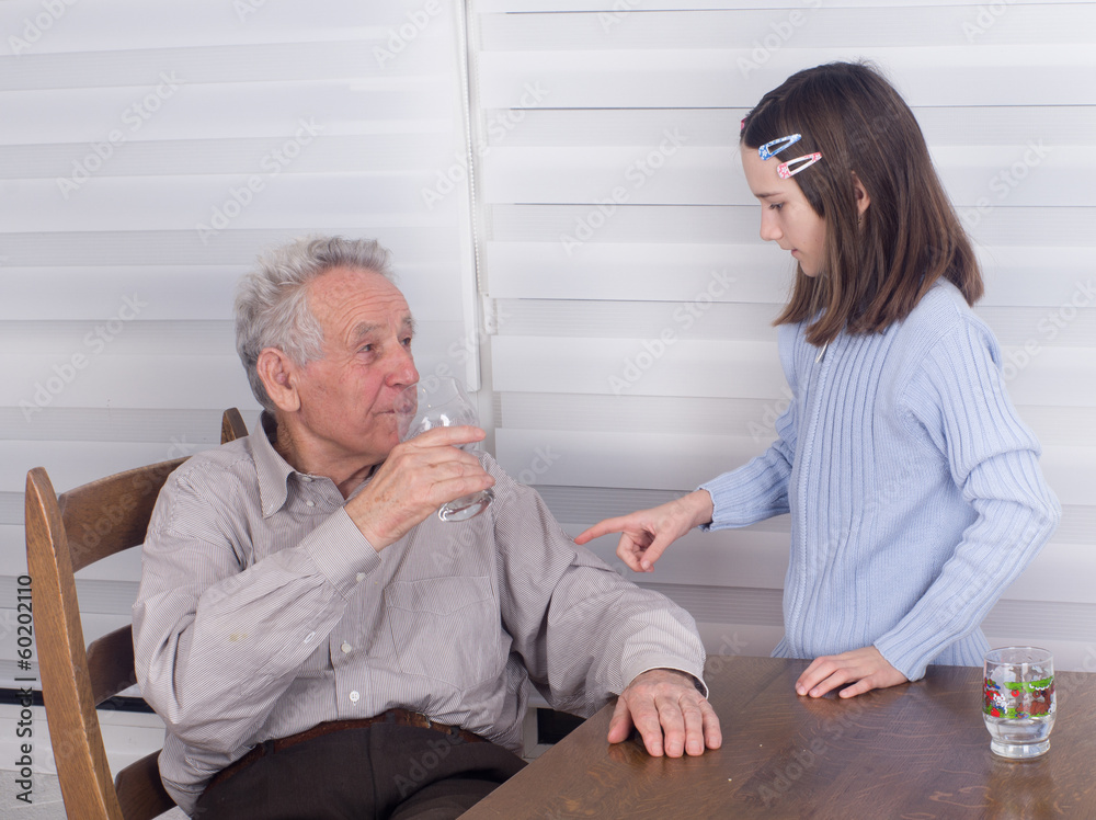 Obraz premium Grandfather and granddaughter