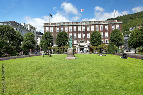 Postamt Bergen mit Edvard Grieg Denkmal photo