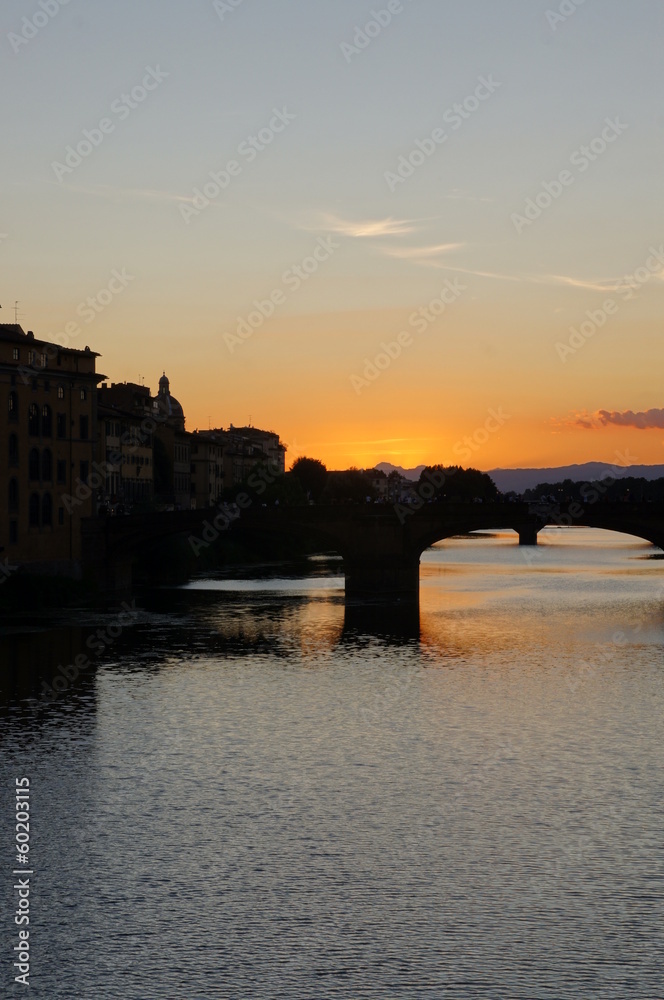 Pont sur l'Arno à Florence sous un couché de soleil