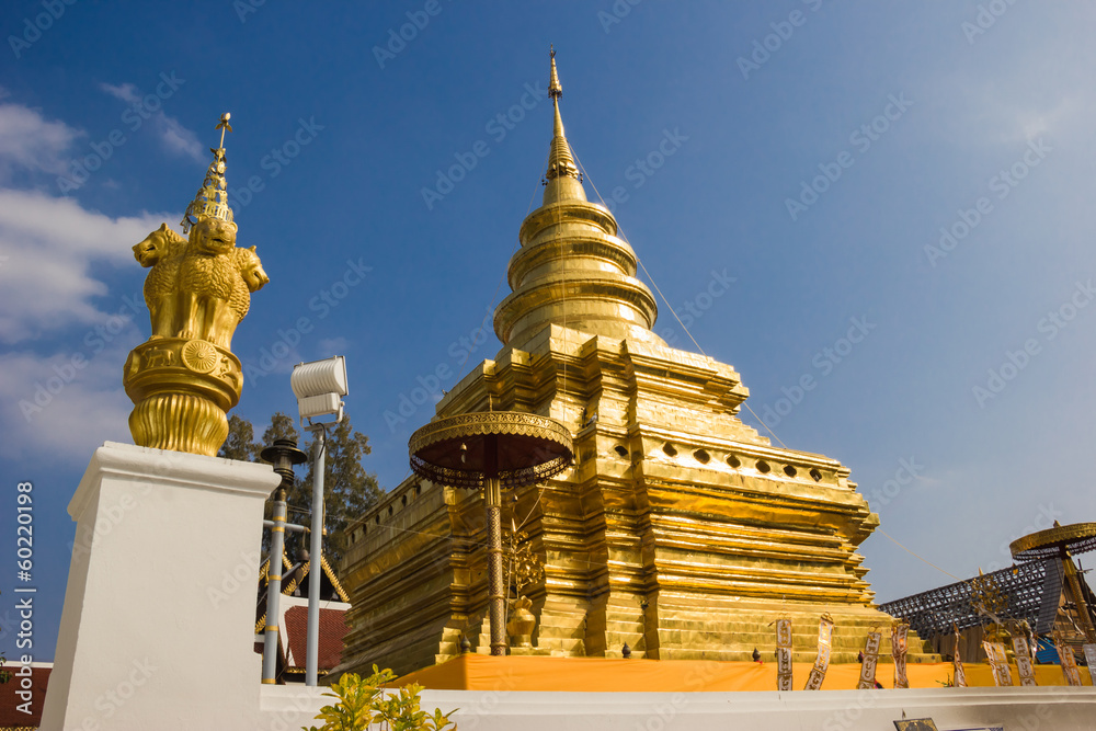 Fototapeta premium Golden Pagoda at Wat Phra That Sri Chom Thong, Thailand.