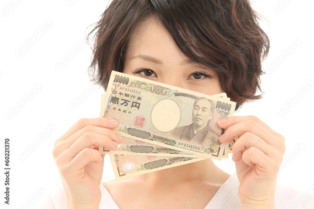 三万円を持つ女性 三万円を持つ女性