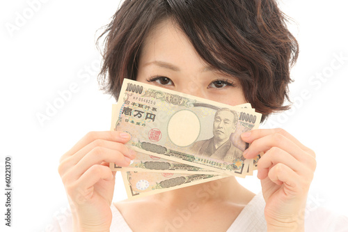 三万円を持つ女性