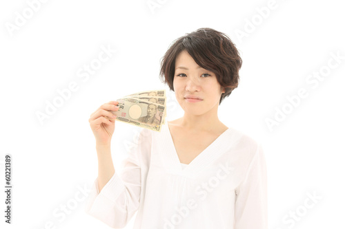 三万円を持つ女性