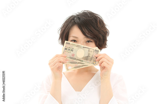 三万円を持つ女性