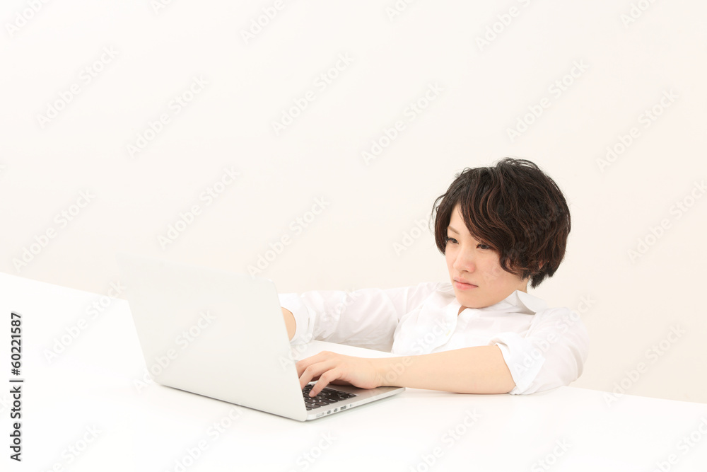 残業中の女性