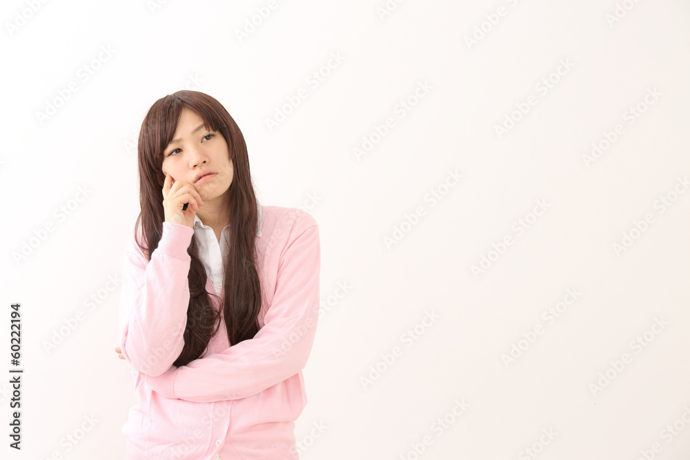 考え事をする女性 考え事をする女性