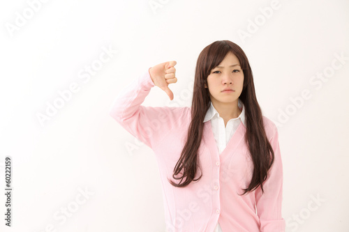 ブーイングする女性