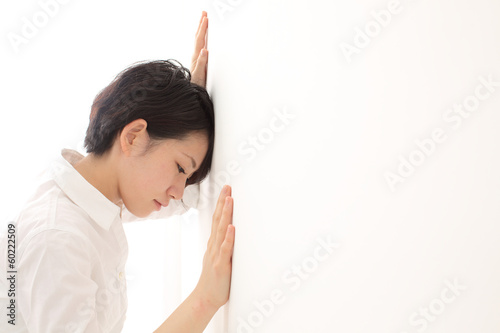 壁に寄りかかる女性