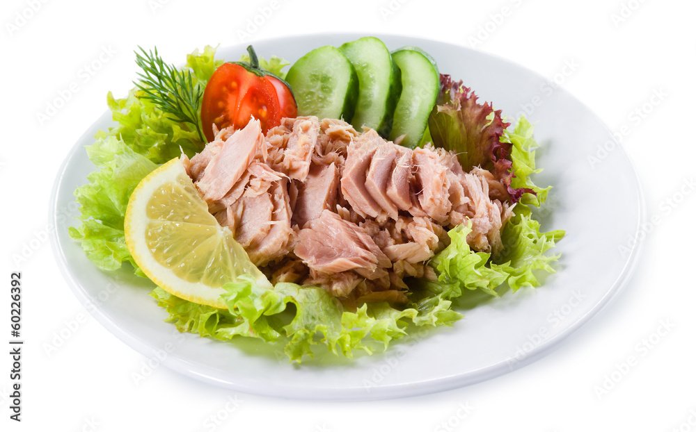 Canned tuna with vegetable salad and lemon Canned tuna with vegetable salad and lemon