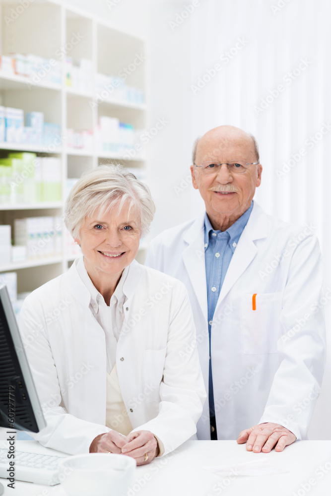 zwei ältere apotheker am arbeitsplatz zwei ältere apotheker am arbeitsplatz