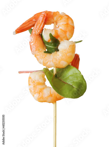 Fotografia Gambas auf Spieß mit Salat
