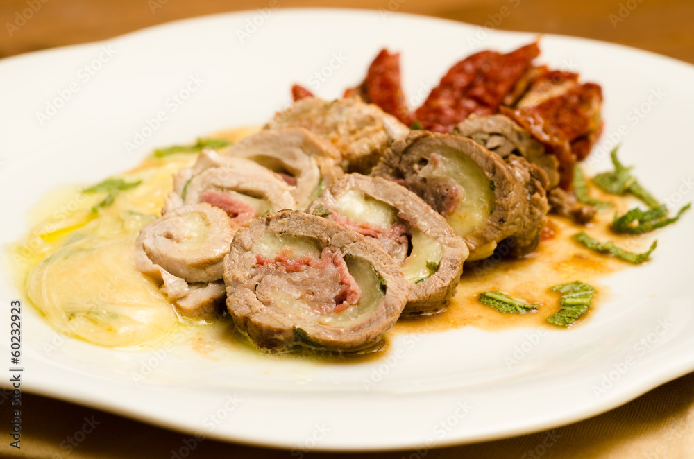 Involtini di manzo ripieni di bacon e formaggio, cucina italiana Involtini di manzo ripieni di bacon e formaggio, cucina italiana