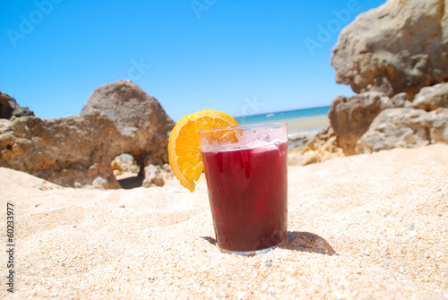 SANGRÍA O TINTO DE LIMÓN EN LA PLAYA