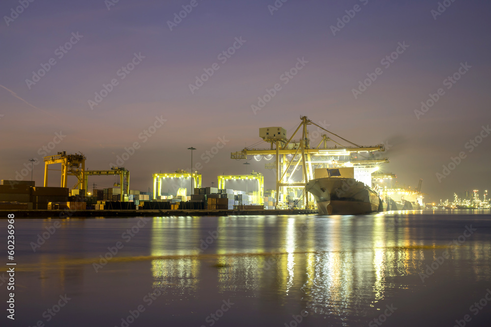 Obraz premium Container ship in the harbor