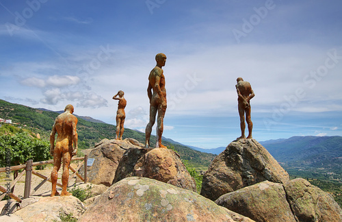 Statues in Cabezabellosa pass