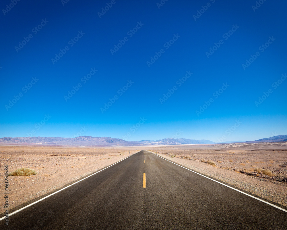 Naklejka premium Open road, Death Valley, California