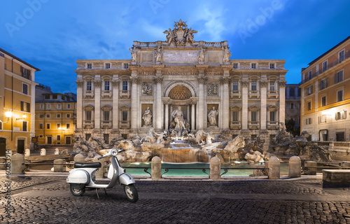 scooter prés de la Fontaine de trevi Rome