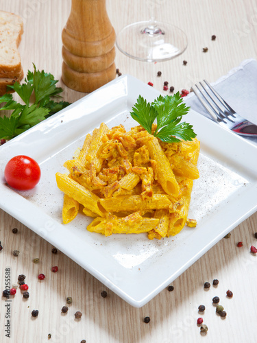 Billede på lærred Penne with speck and saffron