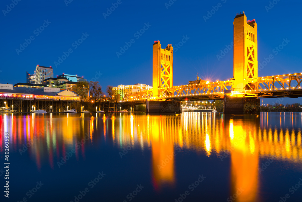 Tower Bridge at night in Sacramento California - obrazy, fototapety, plakaty 