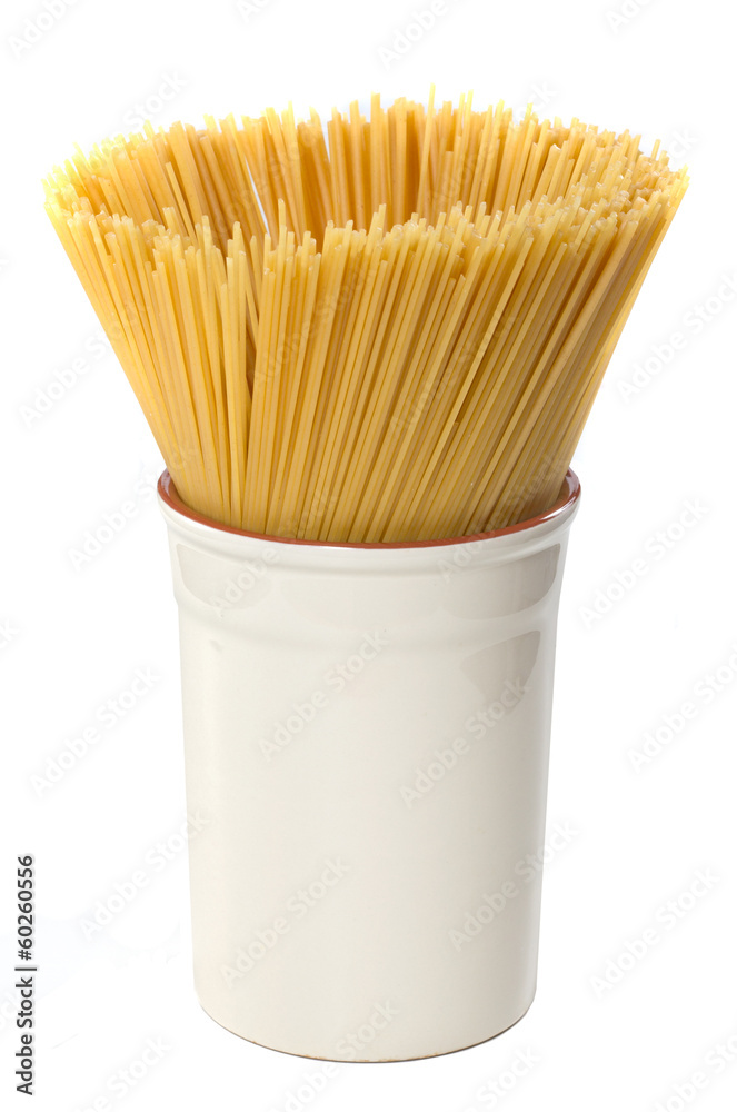 Спагетти на белом фоне