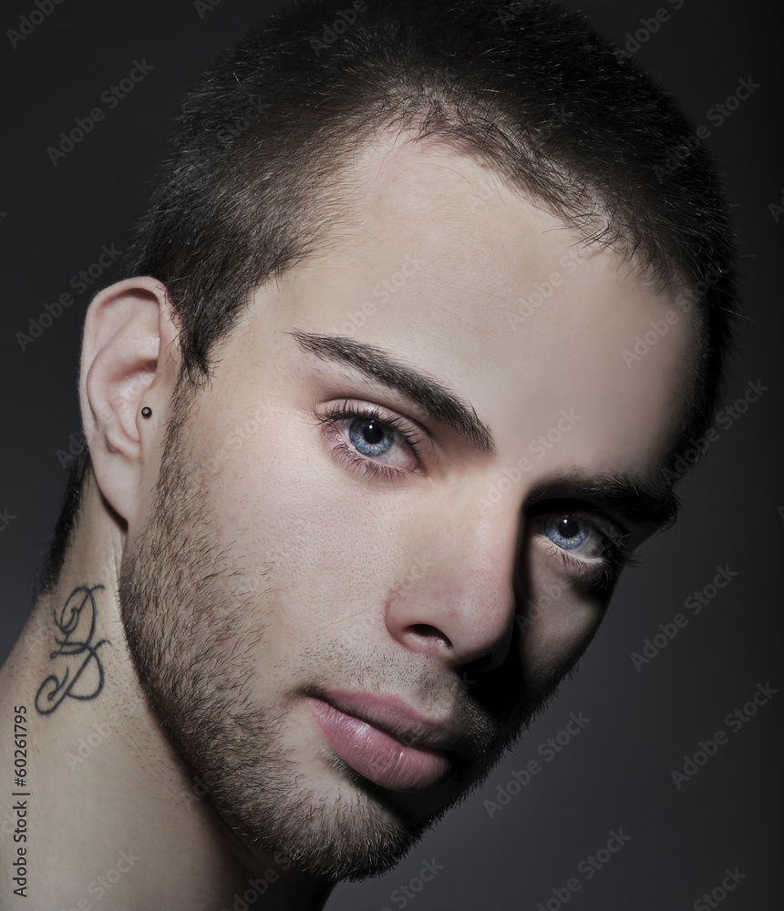 Foto Stock Ritratto di uomo con tatoo sul collo | Adobe Stock