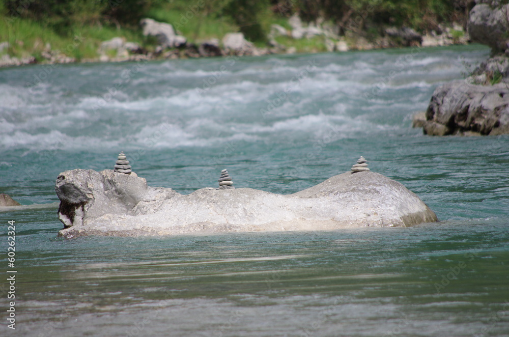 Fototapeta premium cairns en rivière