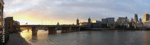 Panoramic view of a bridge in London on sunset © Nejron Photo