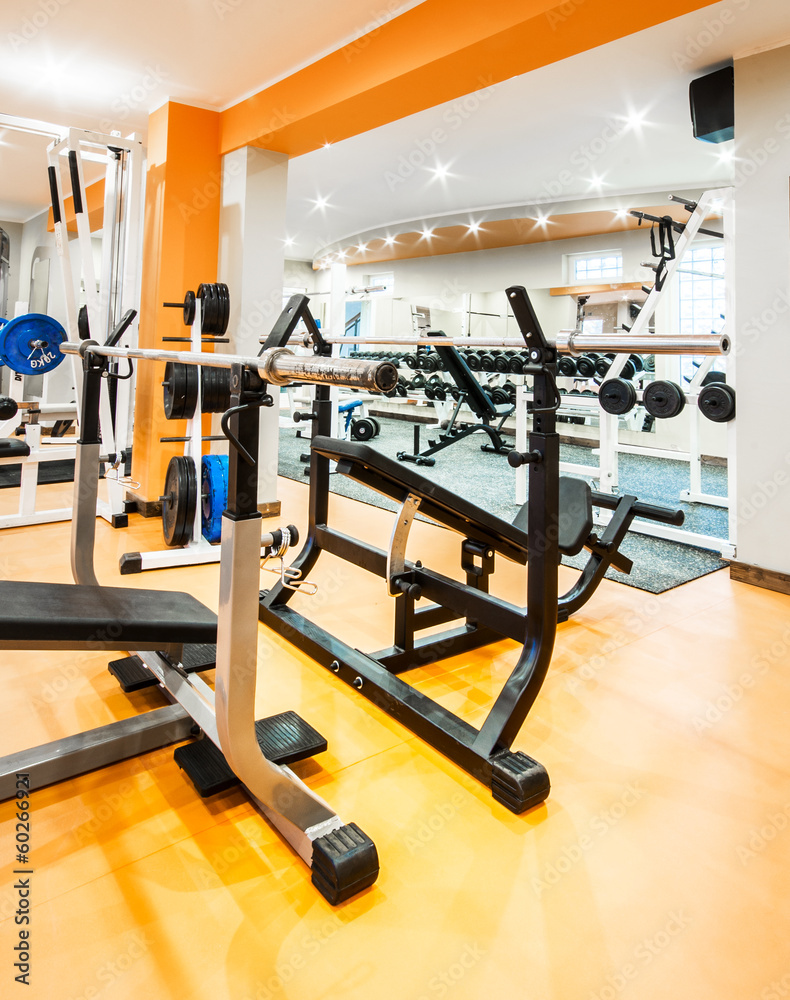 Obraz premium Interior view of a gym with equipment.