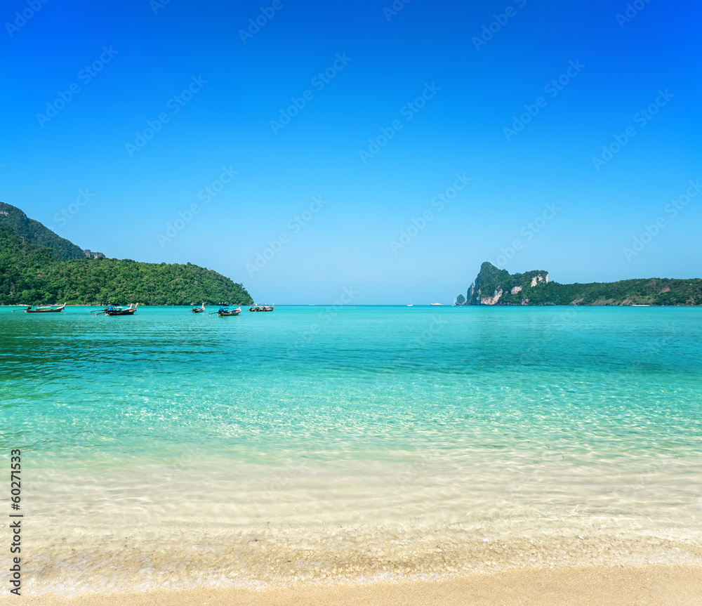 Fototapeta premium Beautiful tropical beach and blue sky