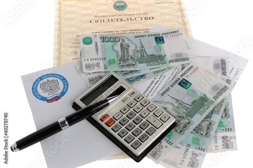 Налоговые документы, калькулятор, деньги, ручка, конверт