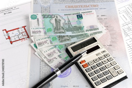 Деньги, калькулятор, ручка, свидетельство и план на белом фоне