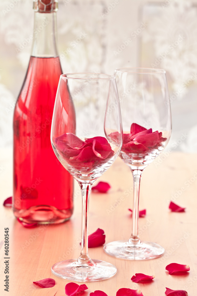 Zwei Glaeser mit Rosenblueten Zwei Glaeser mit Rosenblueten