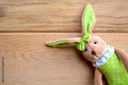 Stoffhase auf Holzuntergrund