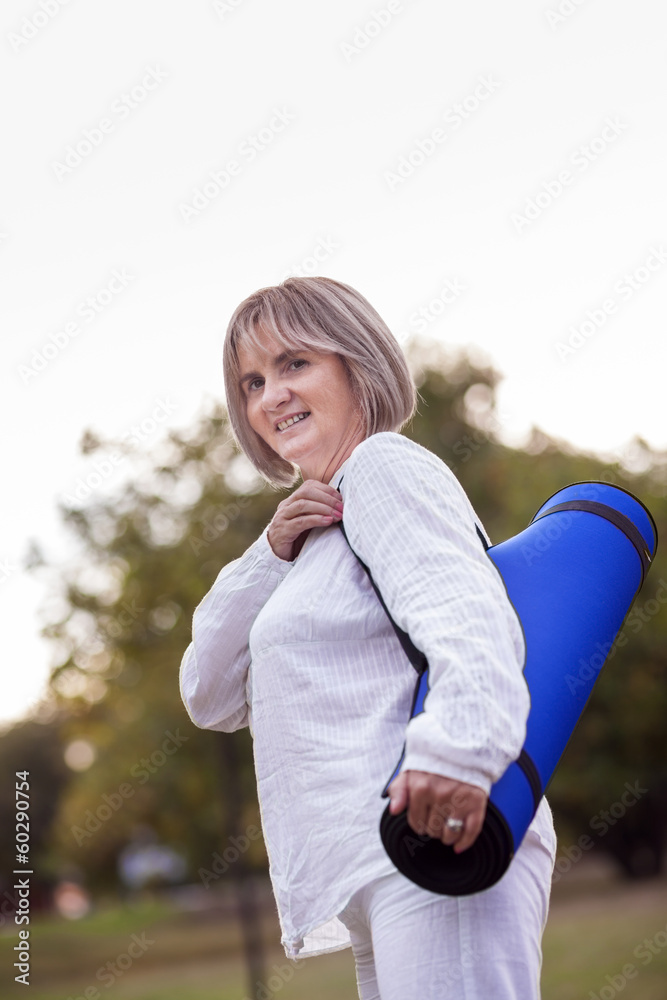 Obraz premium senior woman practicing yoga