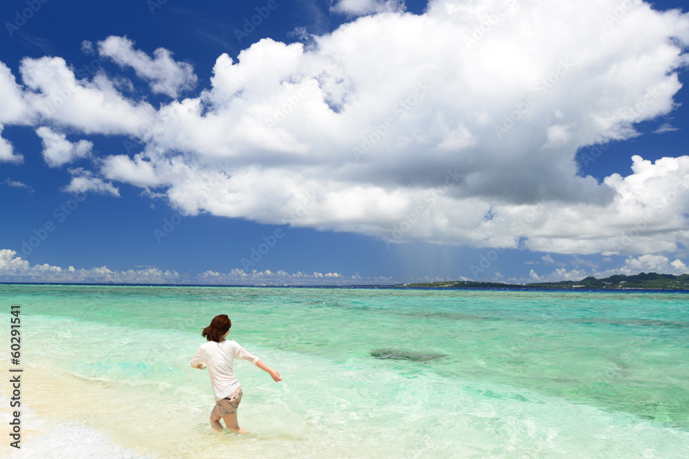 南国沖縄の美しいビーチで寛ぐ女性