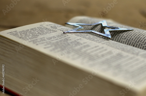 фотографія Open Bible with silver star-2
