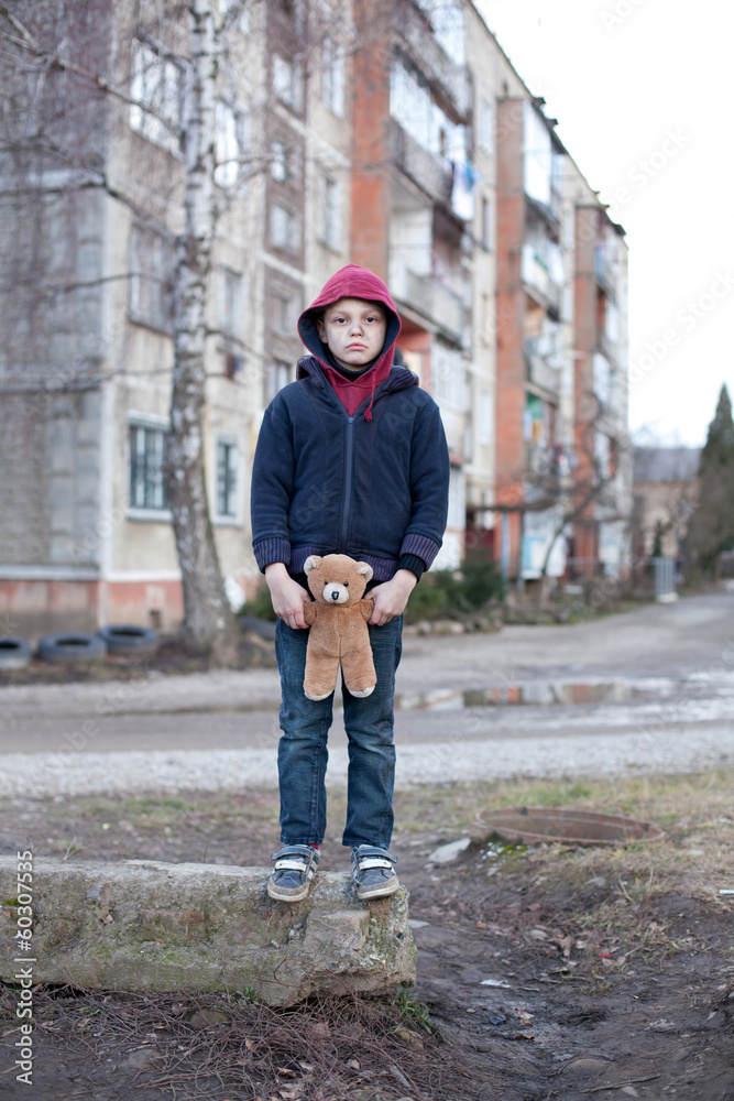 Fototapeta premium homeless boy with bear