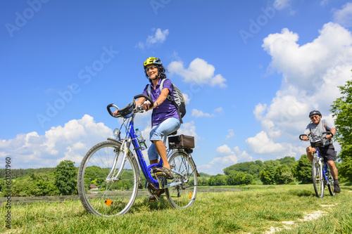 Zwei Senioren machen Radtour