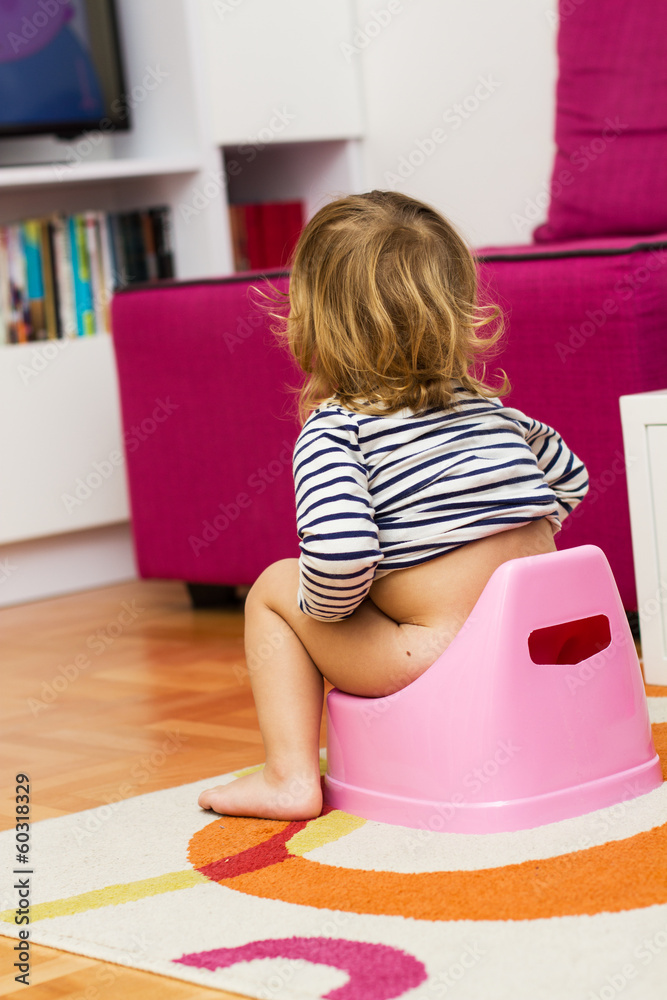 Little Kid Girls Going Potty Oudside Little girl sitting on the potty Stock 写真 | Adobe Stock