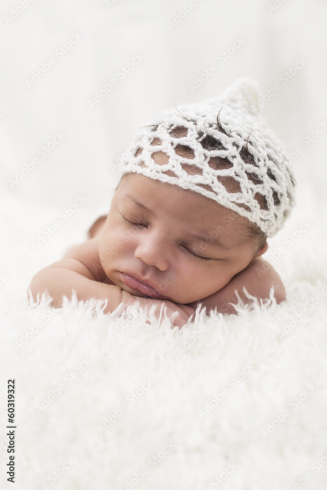 Kleiner Bub in Bauchlage mit weisser Häkelmütze Kleiner Bub in Bauchlage mit weisser Häkelmütze