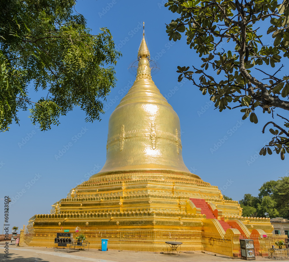 Fototapeta premium Golden pagoda of Lawkananda in Bagan, Myanmar