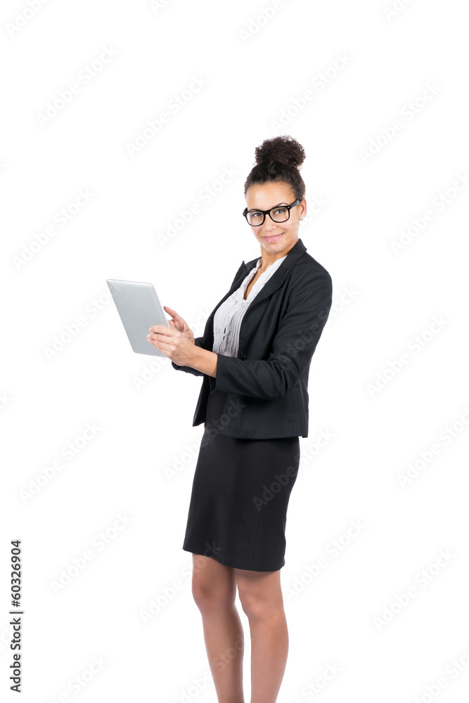 Junge Angestellte benutzt ein Tablet Junge Angestellte benutzt ein Tablet