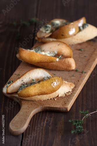 Crostini with blue cheese, fresh pear and thyme